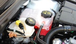 九龙汽车15座商务车刹车助力泵（刹车助力泵维修视频）